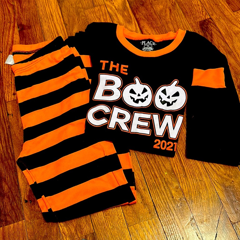 Childrens place “boo crew” 🧡🖤 Pj set. In excellent condition.